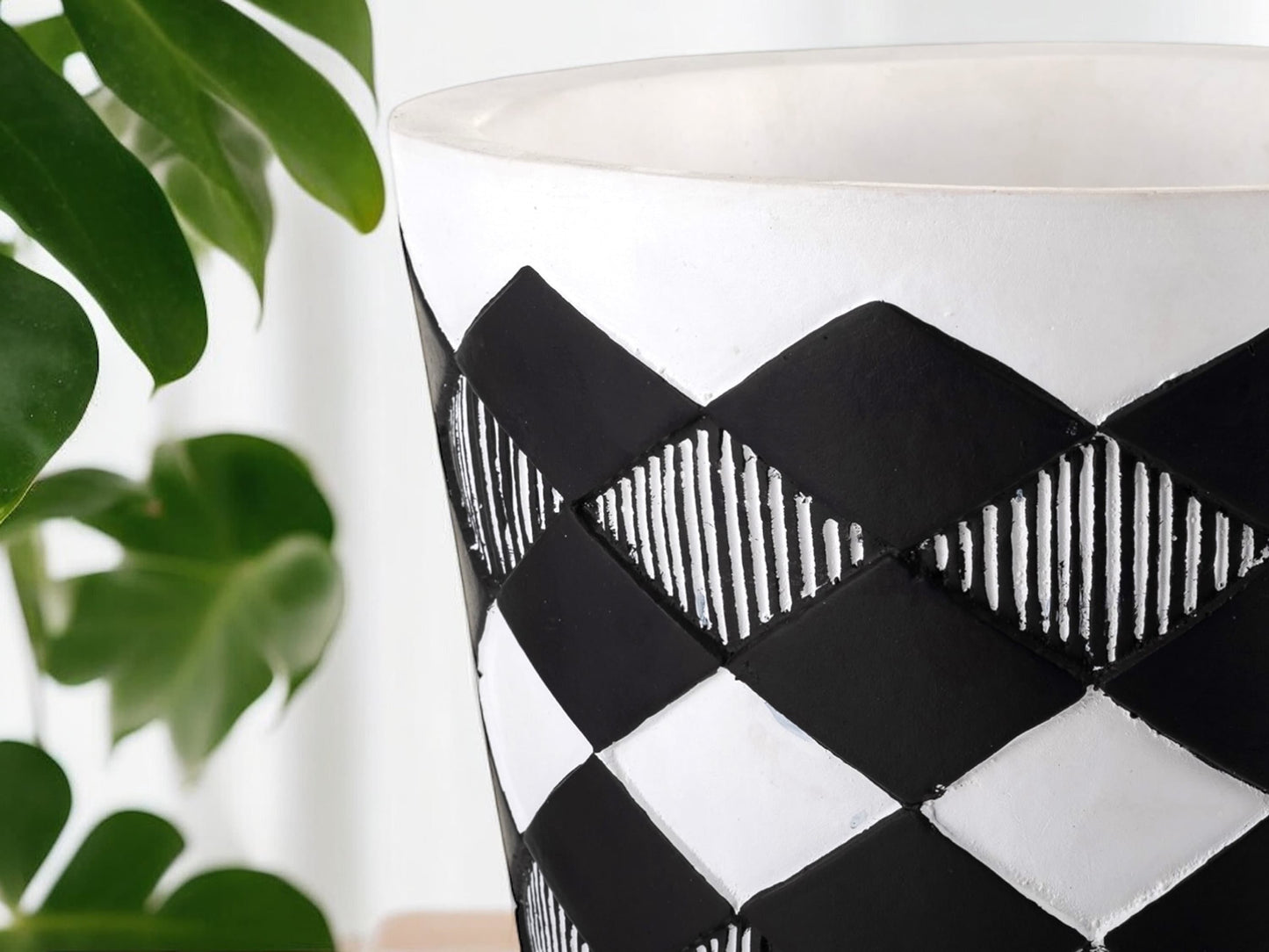 Diamond Print Planter with Legs Flower Pot on Stand with Wooden Legs Tripod Checkered Black and White Modern Trending Pattern for Office