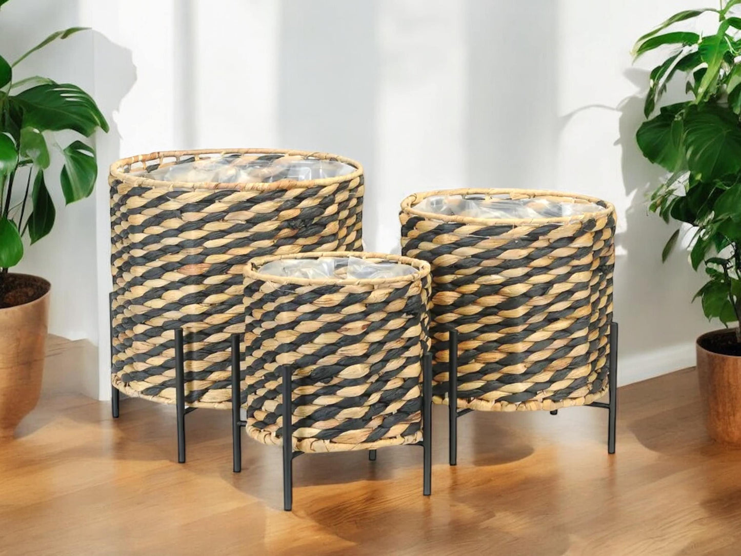 Set of 3 Lined Plant Baskets with Black Metal Stand Without Drainage Black Natural Wooden Weaved Flower Pot House Plant