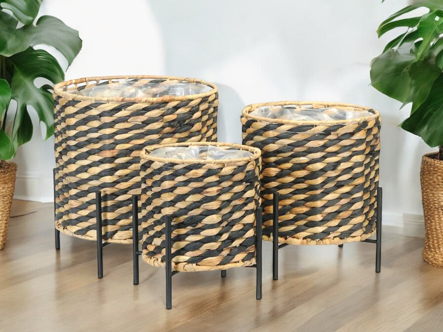 Set of 3 Lined Plant Baskets with Black Metal Stand Without Drainage Black Natural Wooden Weaved Flower Pot House Plant