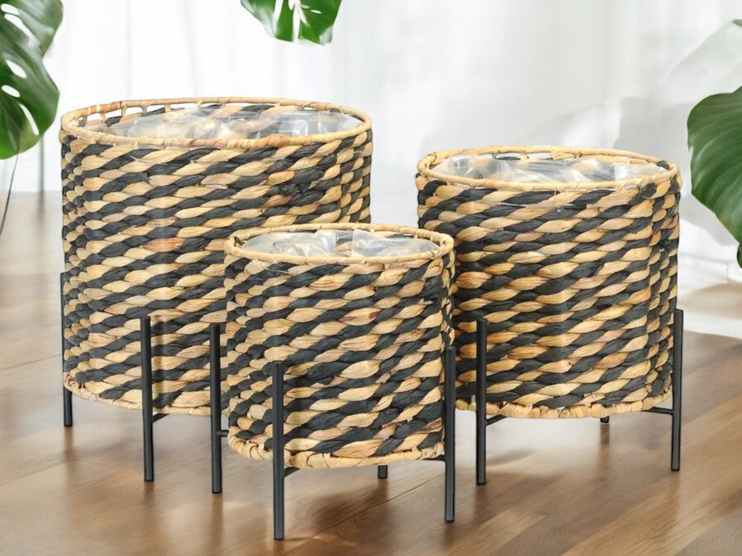 Set of 3 Lined Plant Baskets with Black Metal Stand Without Drainage Black Natural Wooden Weaved Flower Pot House Plant